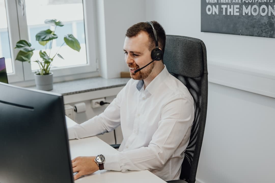 An image of a customer service representative for the contact section.